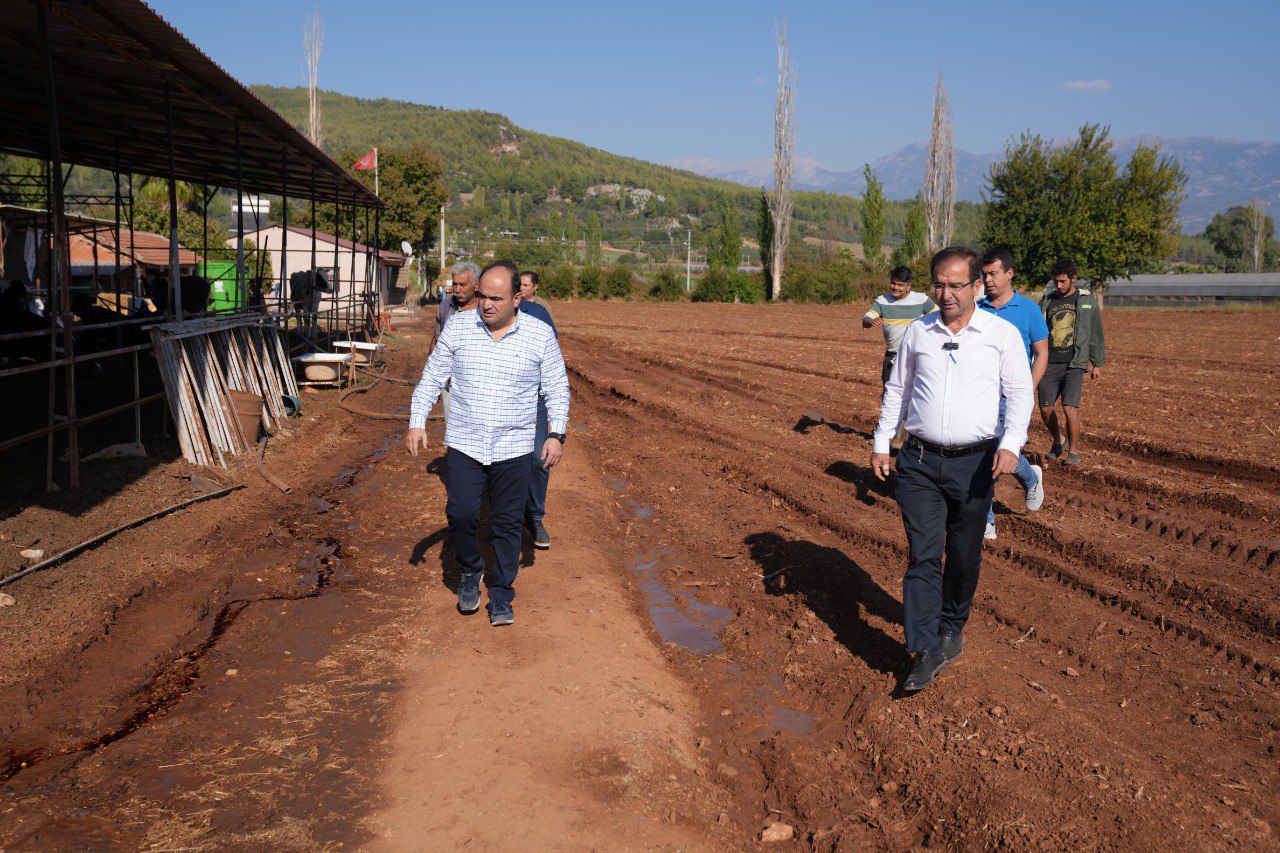 Başkan Akdenizli’den Çiftliği Yanan Aileye “Geçmiş Olsun” Ziyareti (4)