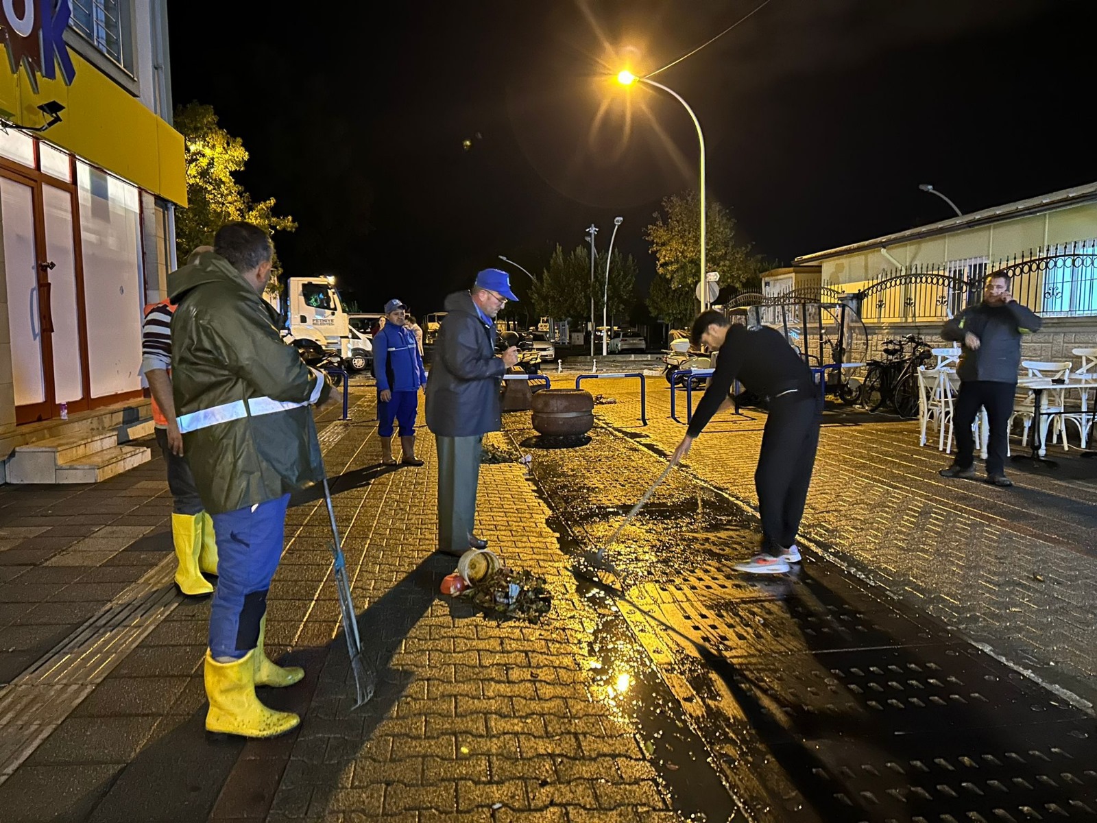 Başkan Karaca, Şiddetli Yağış Sonrası Yaşananları Değerlendirdi (4)