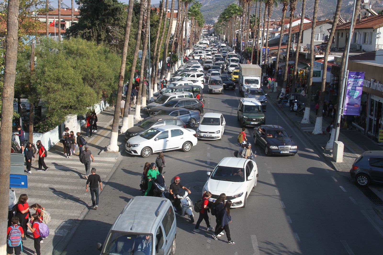 Fethiye Çarşısında Okul Çıkışlarında Trafik Felç Oluyor (1)