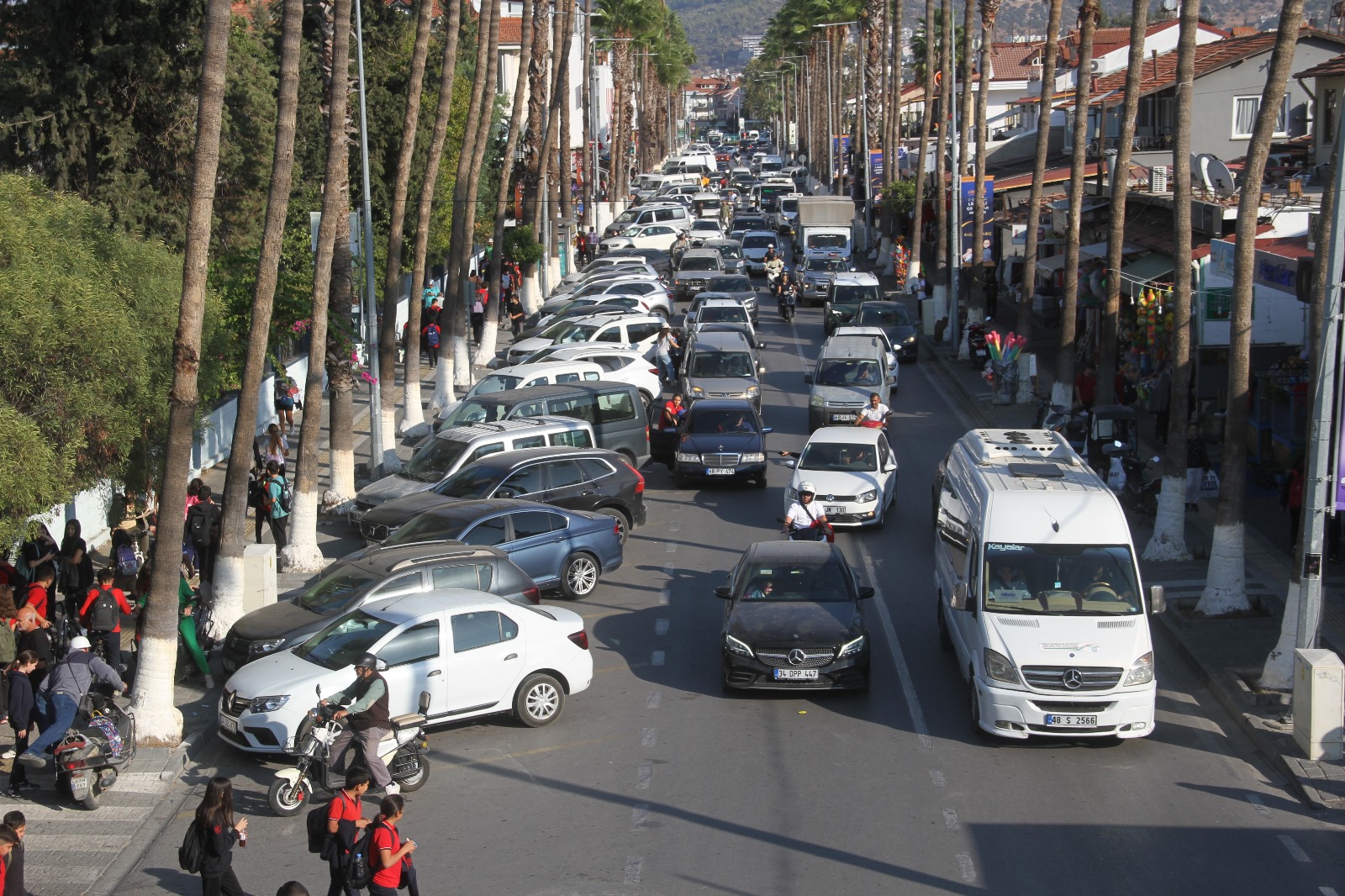 Fethiye Çarşısında Okul Çıkışlarında Trafik Felç Oluyor (3)