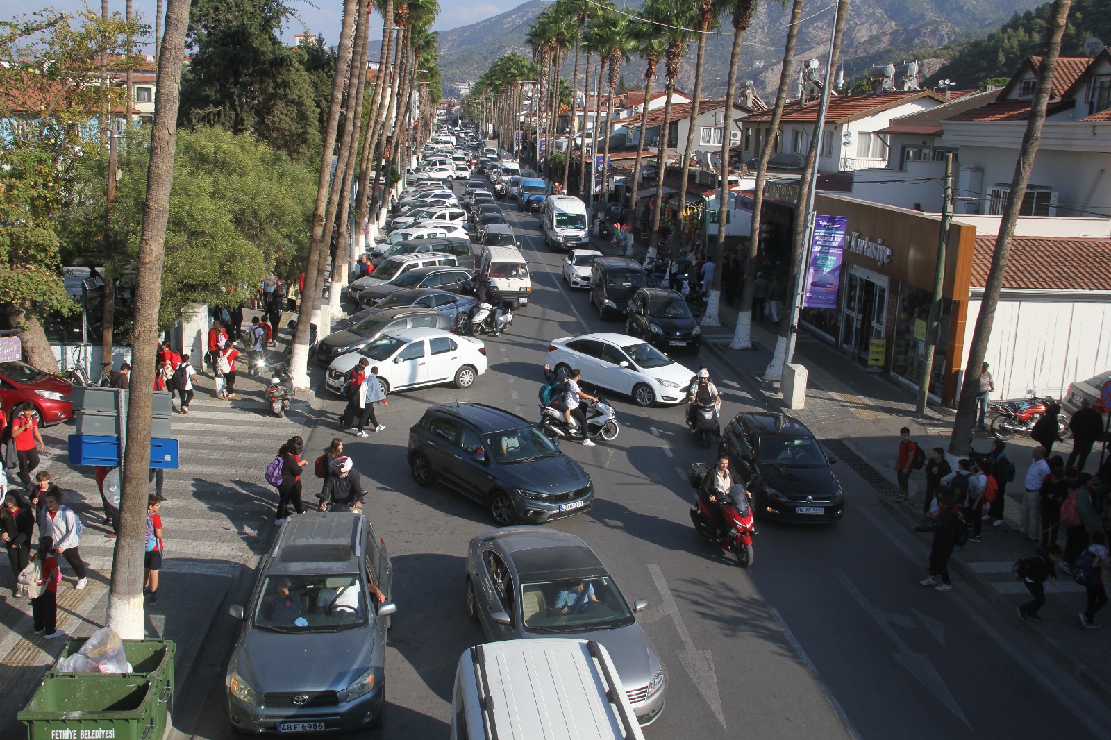 Fethiye Çarşısında Okul Çıkışlarında Trafik Felç Oluyor (4)