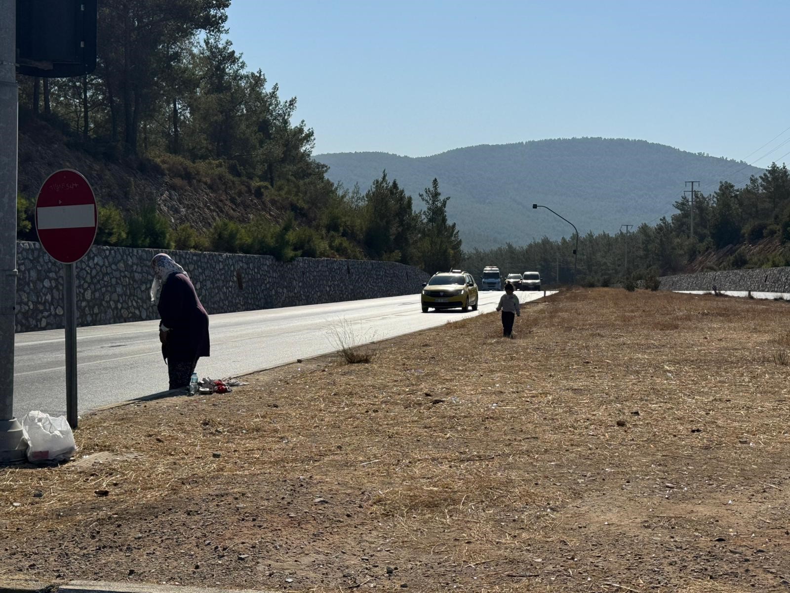 Karayolunda Dilendirilen Küçük Çocukları Adeta Ölümle Dans Ettiriyorlar (1)