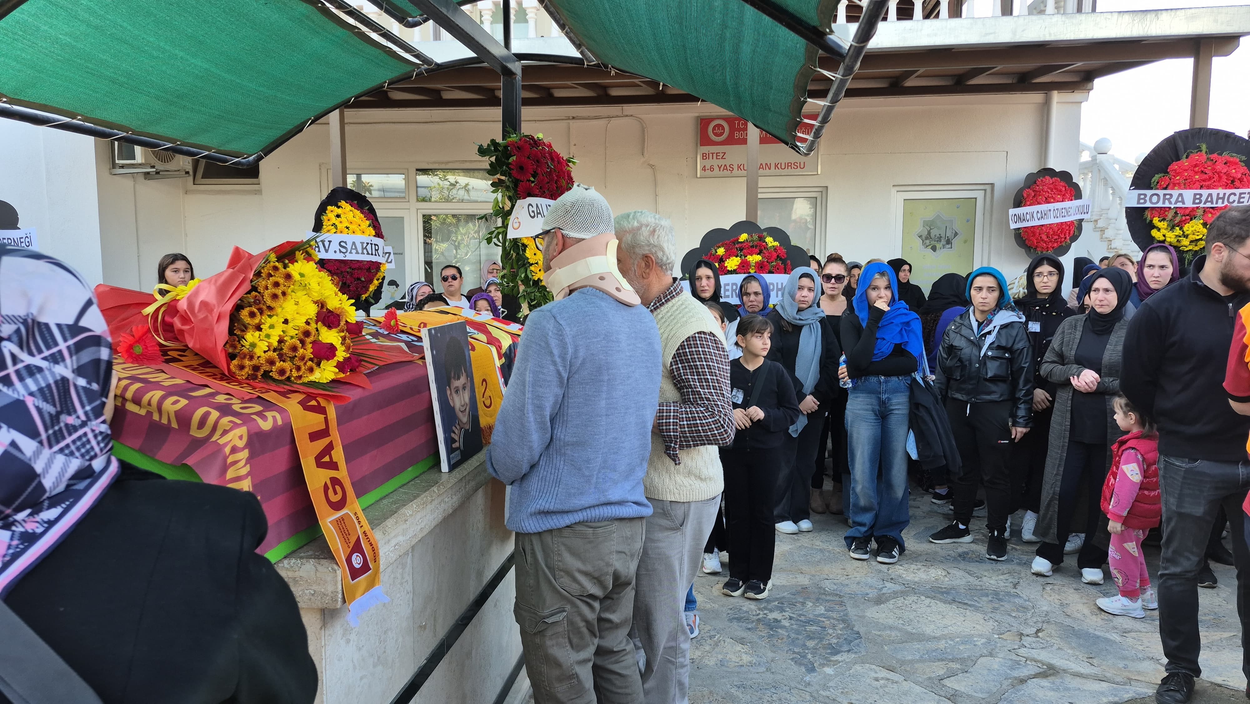 Kazada Ölen Galatasaray Sevdalısı 9 Yaşındaki Yiğit Son Yolculuğuna Uğurlandı (6)