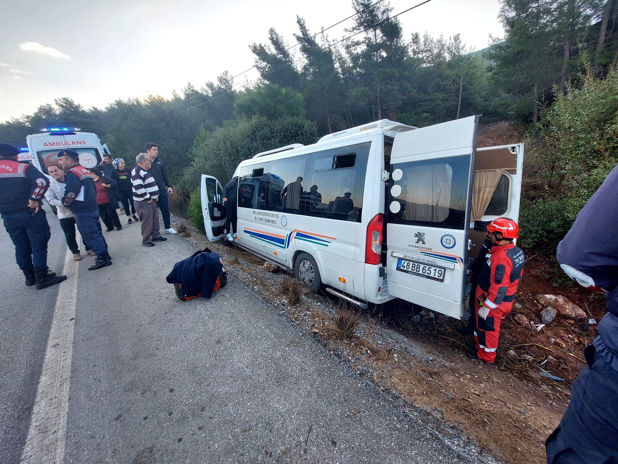 Minibüs Şarampole Girdi 8 Yaralı (1)