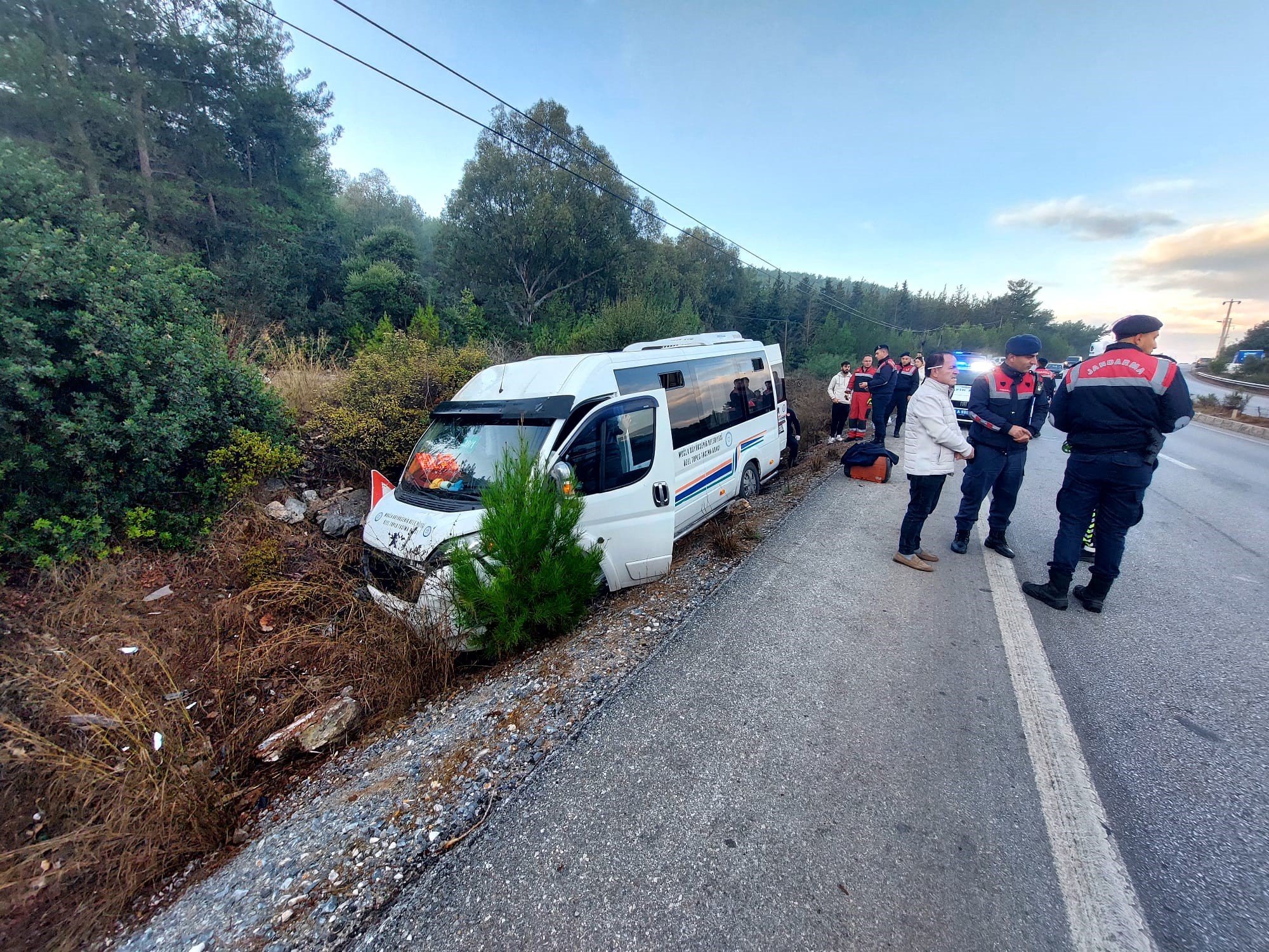 Minibüs Şarampole Girdi 8 Yaralı (3)