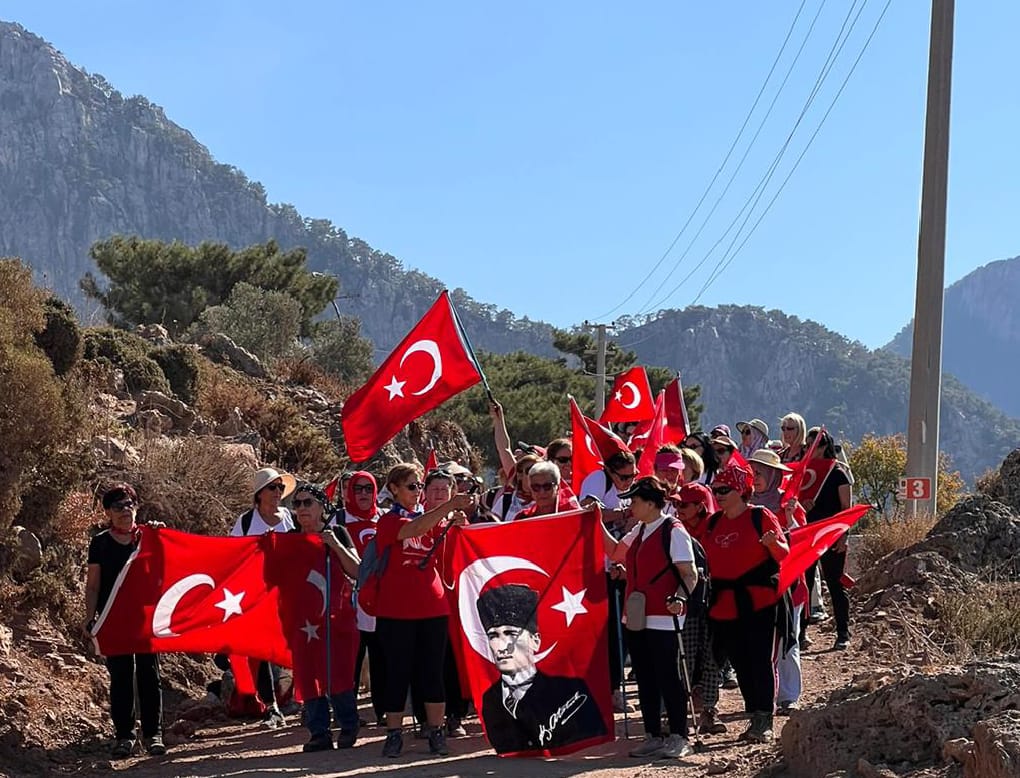 Tabiat Kadınları, Türk Bayraklarıyla Yürüdü (4)