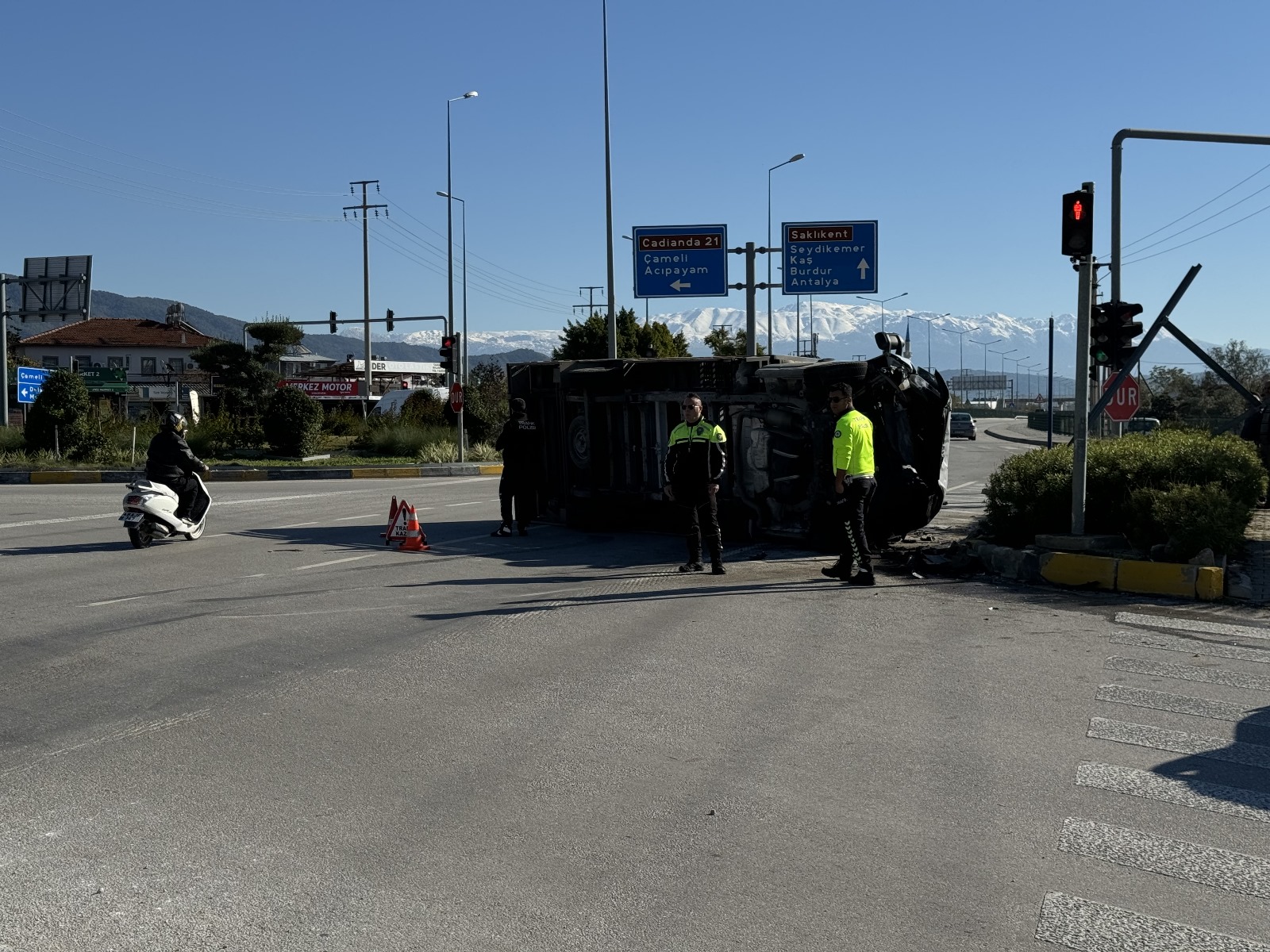 Fethiye’de Çekiciye Çarpan Otomobilde 3 Kişi Yaralandı (5)