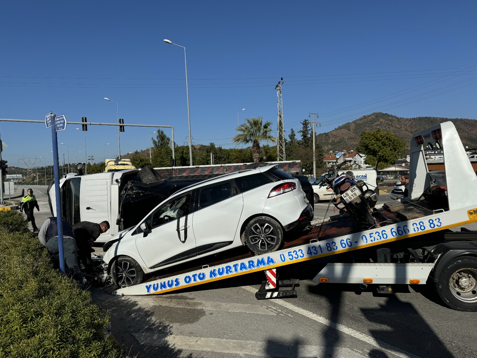 Fethiye’de Çekiciye Çarpan Otomobilde 3 Kişi Yaralandı (6)