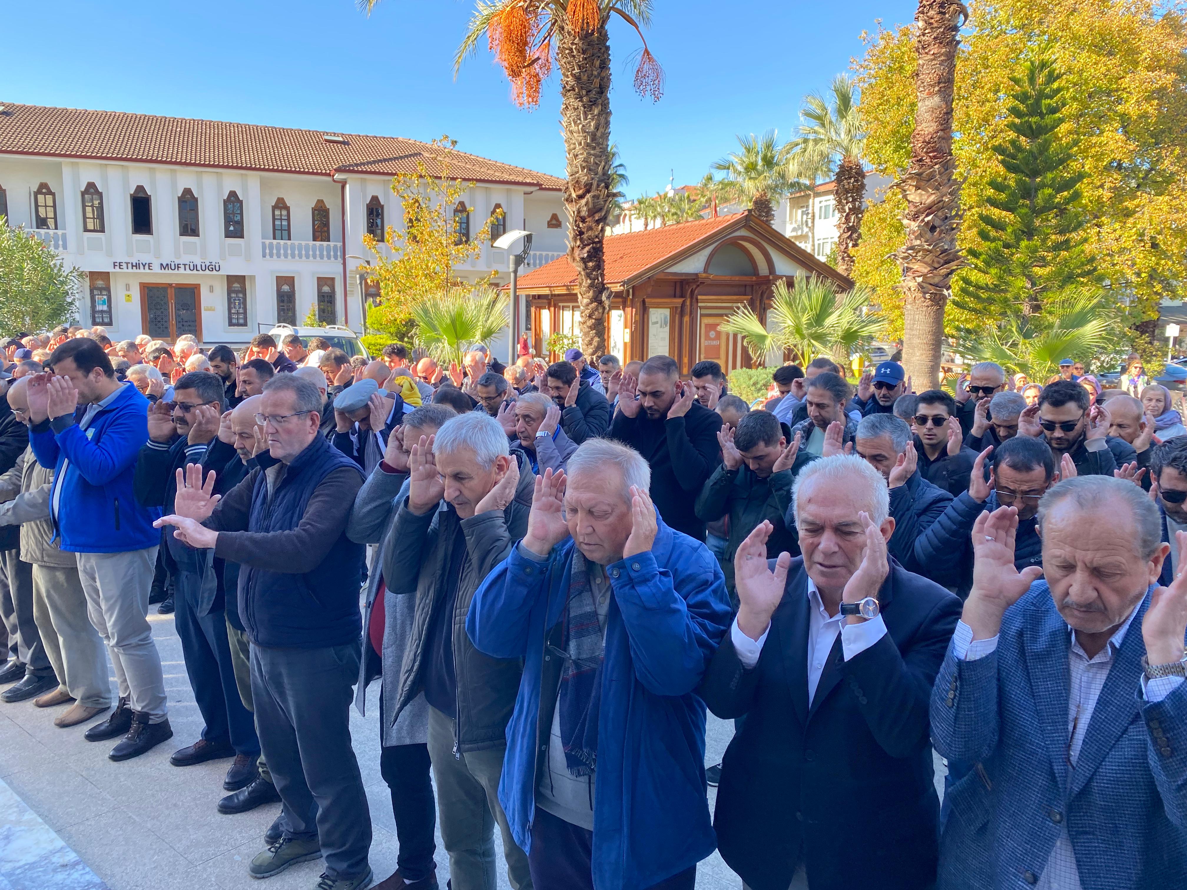 Fethiye’de Emekli Öğretmen Neriman Şal Son Yolculuğuna Uğurlandı (8)