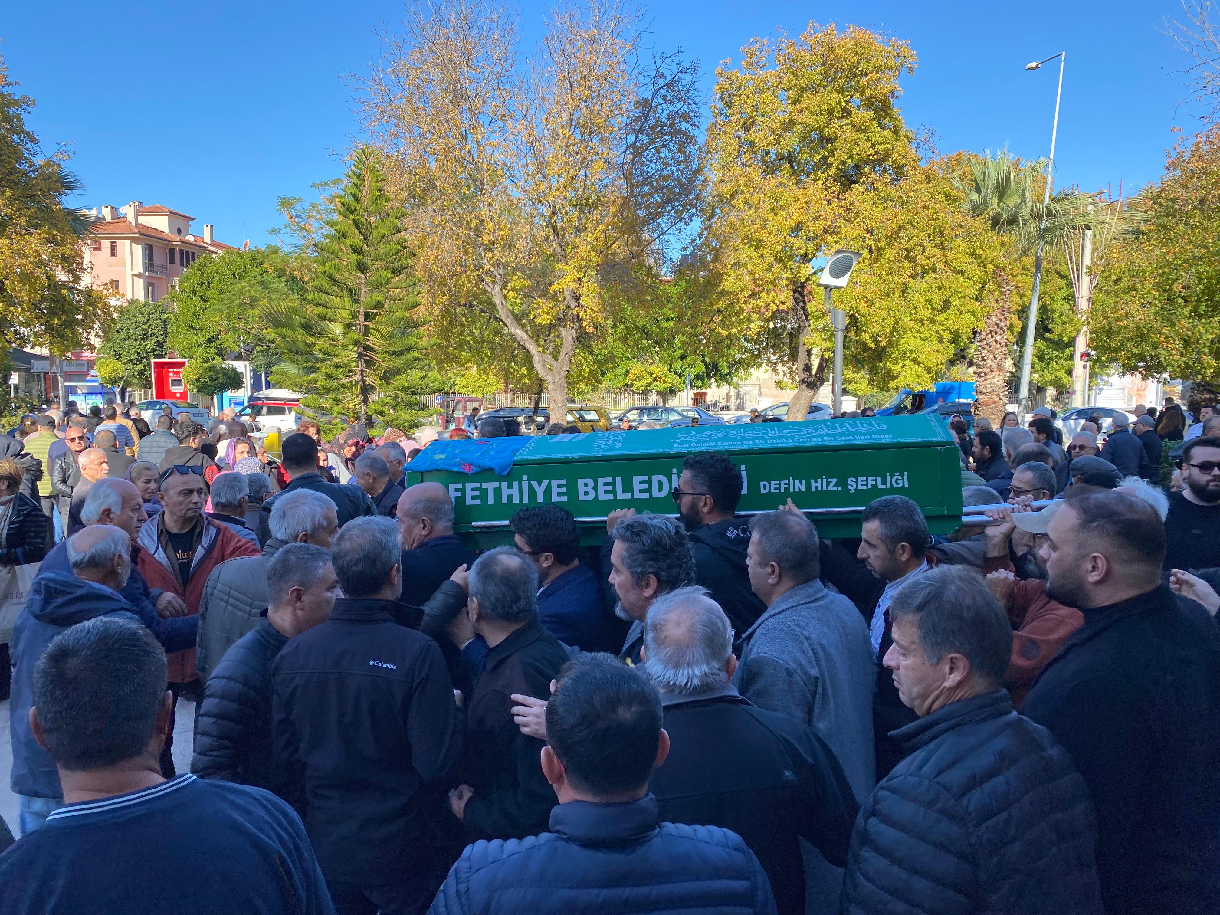 Fethiye’de Emekli Öğretmen Neriman Şal Son Yolculuğuna Uğurlandı (9)