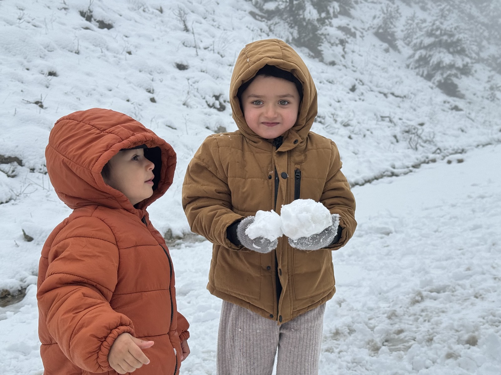 Yaylalara Kar Yağdıkça Vatandaşlar Sevindi (15)