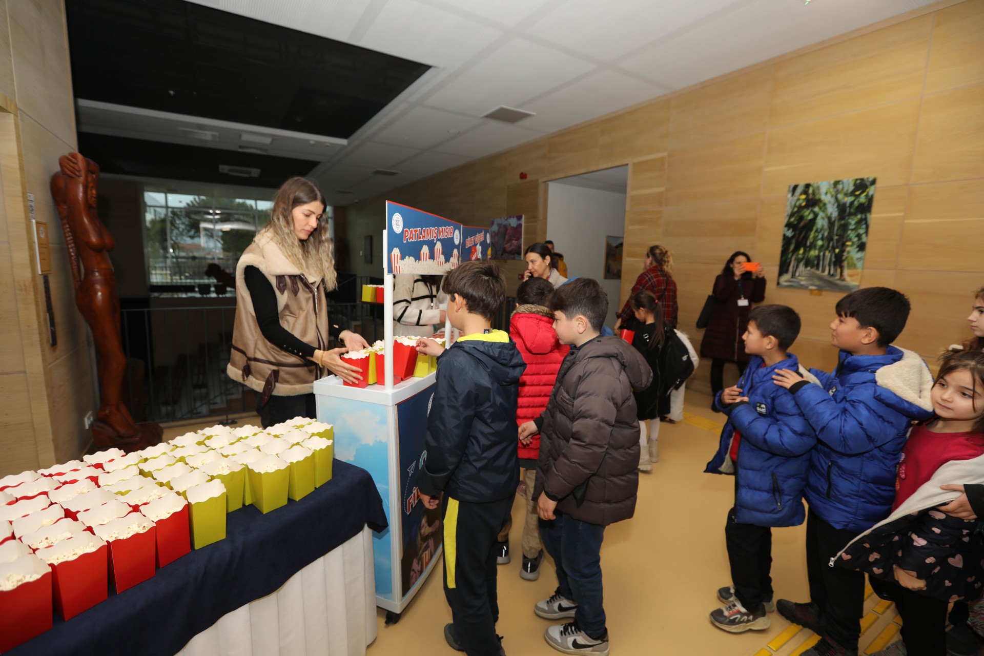 Başkan Aras’tan Çocuklara Sinema Hediyesi (4)