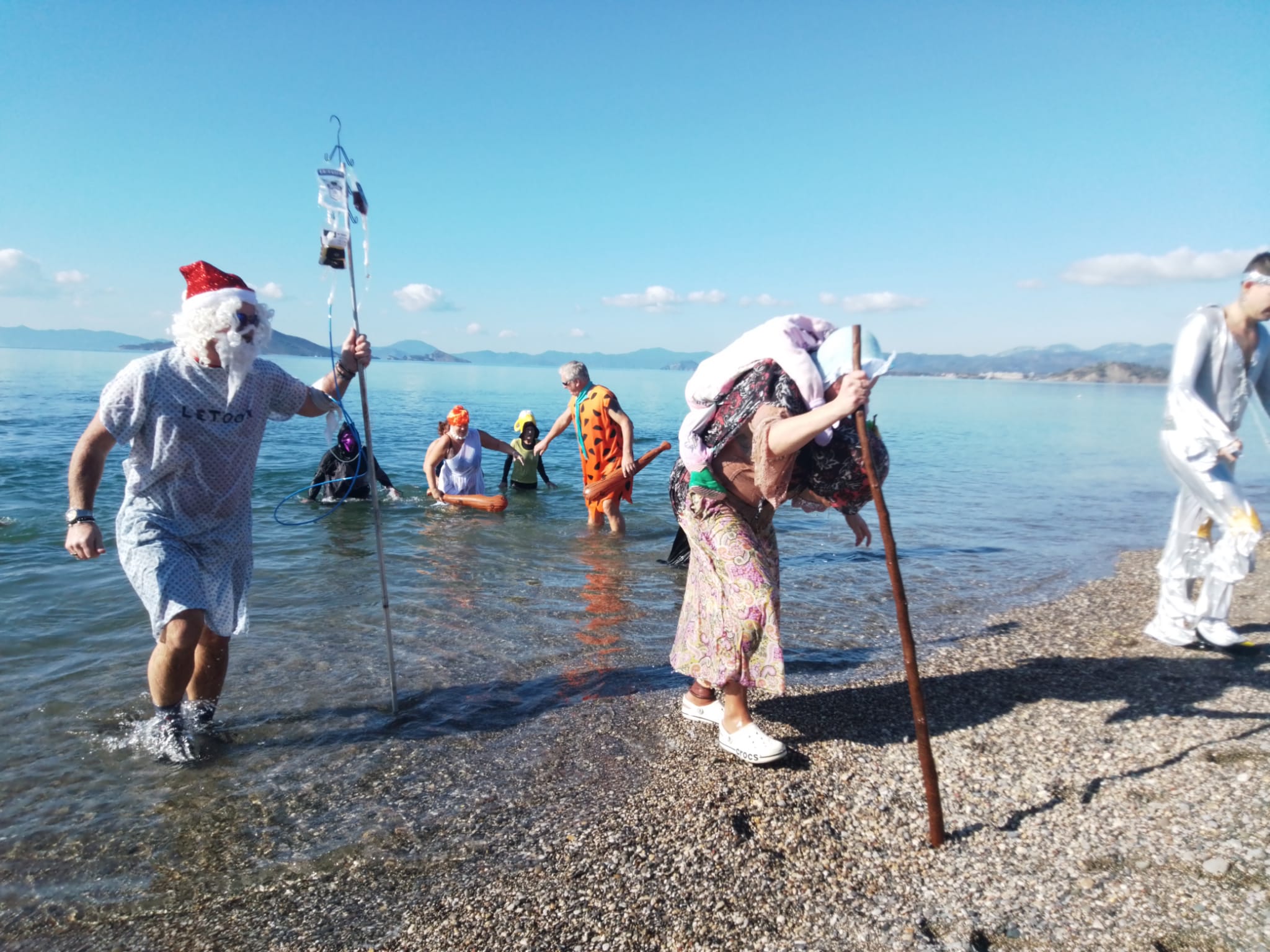 Fethiye'de Yardıma Muhtaç Çocuklar Ve Hayvanlar İçin Denize Girdiler (10)