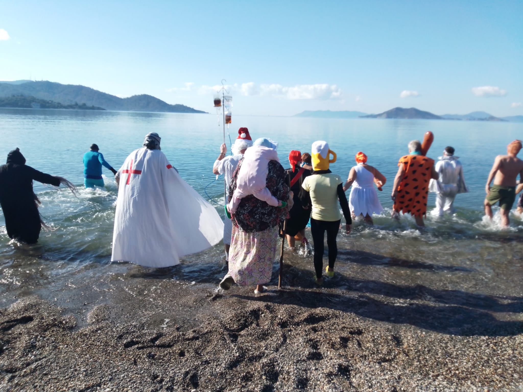 Fethiye'de Yardıma Muhtaç Çocuklar Ve Hayvanlar İçin Denize Girdiler (19)