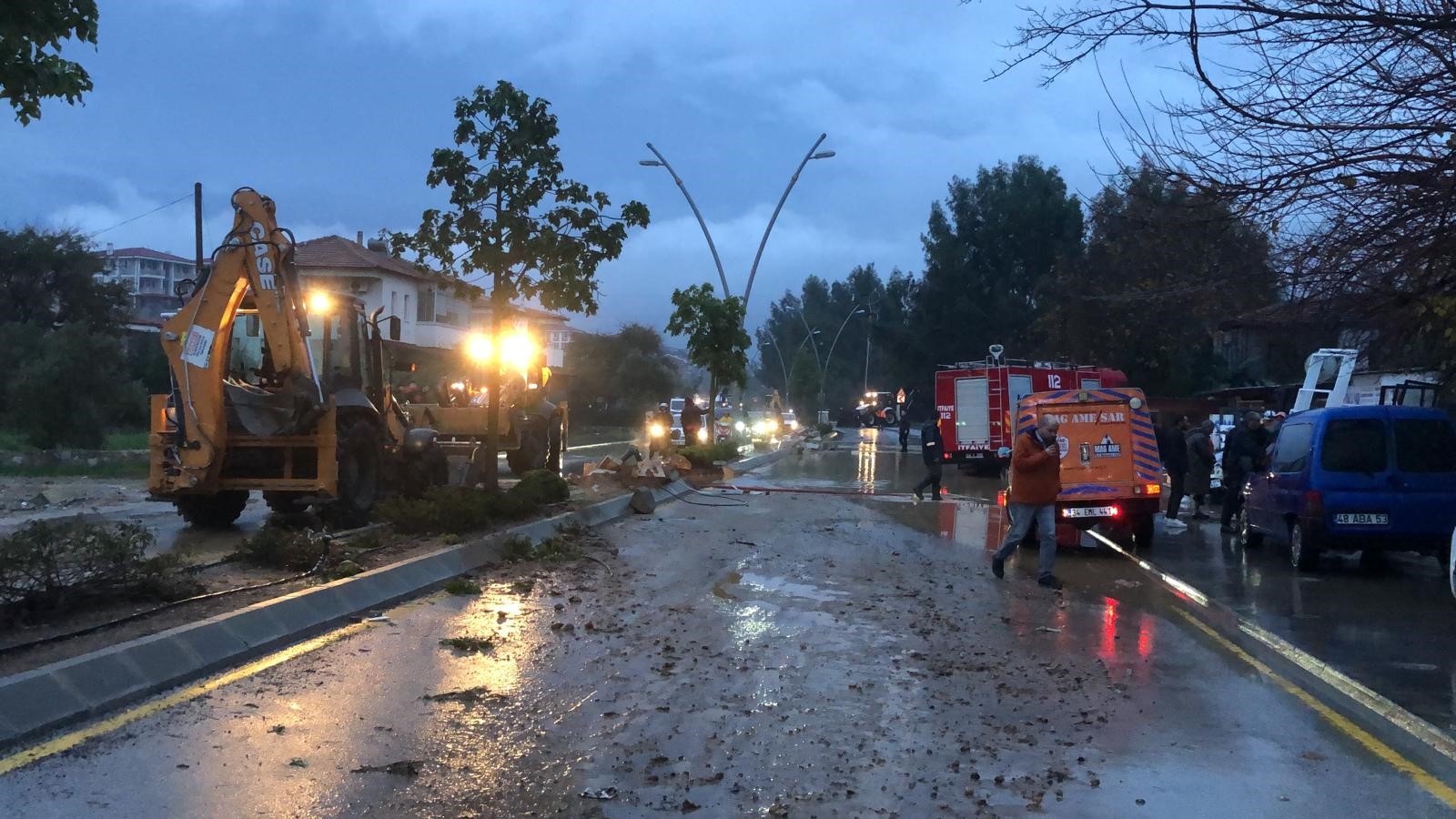 Sağanak Yağış Etkili Oldu, Karayolu Göle Döndü (4)