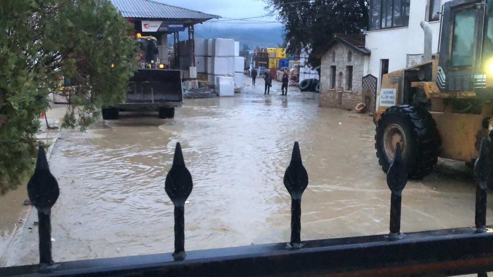 Sağanak Yağış Etkili Oldu, Karayolu Göle Döndü (5)