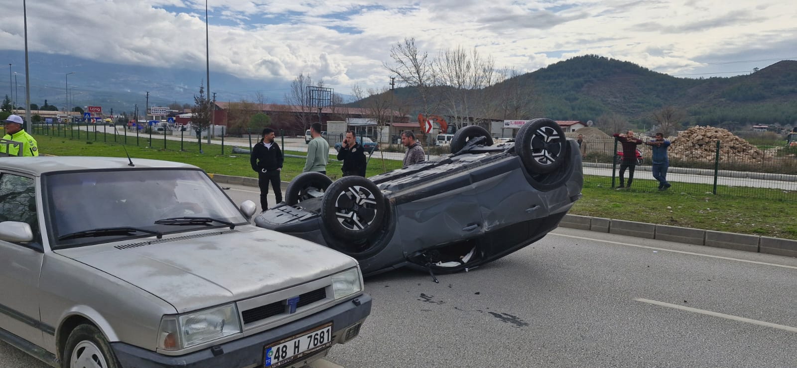 Seydikemer’de Kaza İki Araç Takla Attı (1)