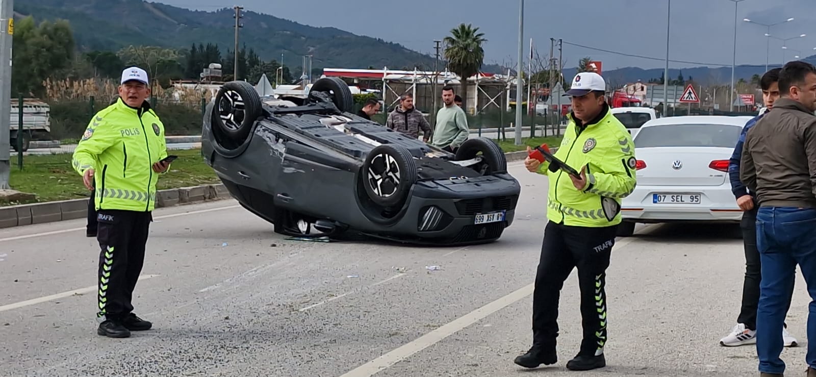 Seydikemer’de Kaza İki Araç Takla Attı (7)