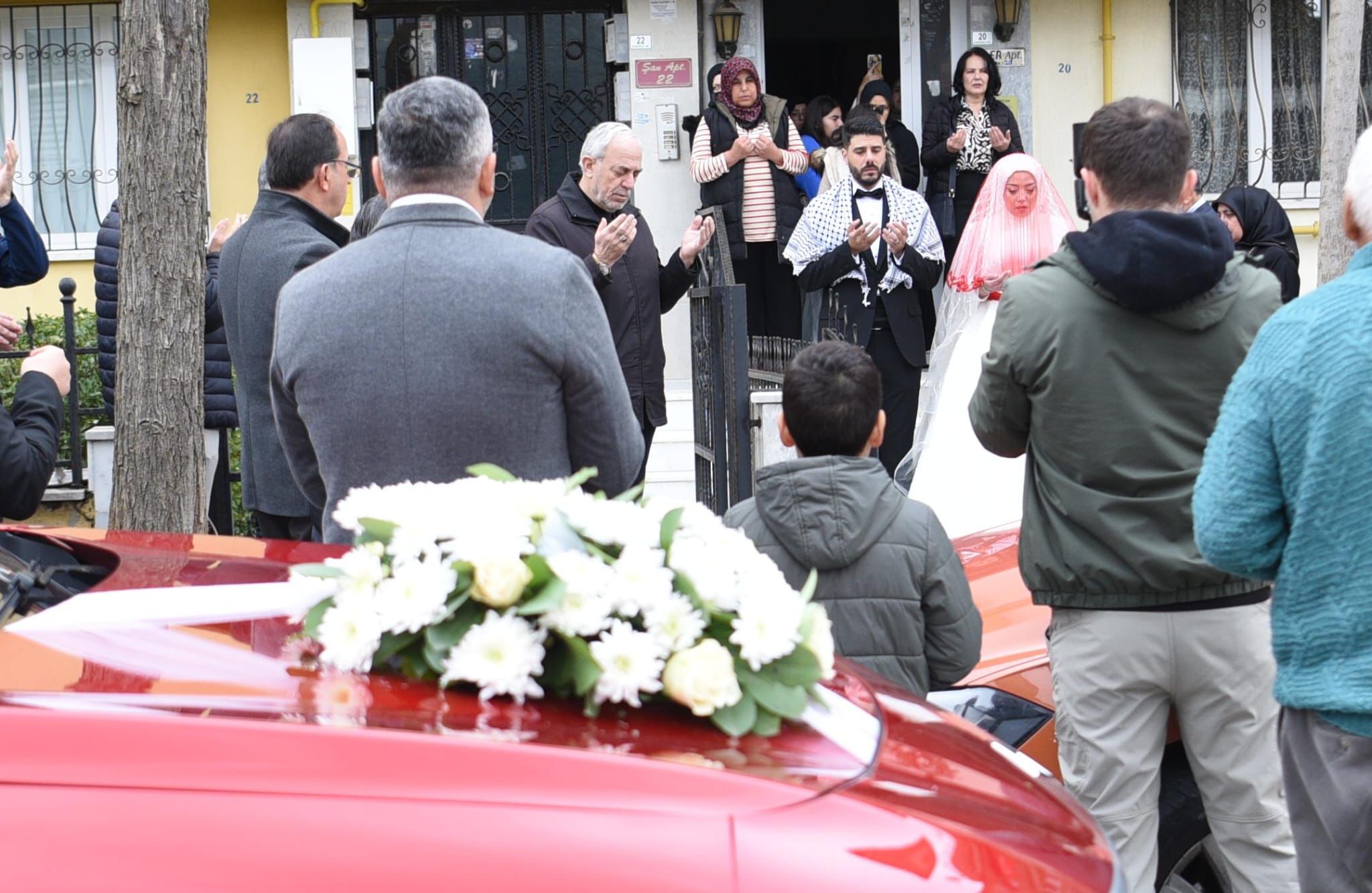 Vali Akbıyık, Makam Aracı Togg'u Gazze'li Damada Gelin Arabası Olarak Tahsis Etti (3)