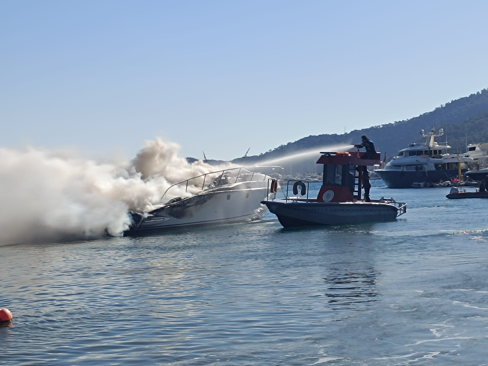 Büyükşehir Acil Müdahale Teknesinden Yat Yangınına Müdahale (3)