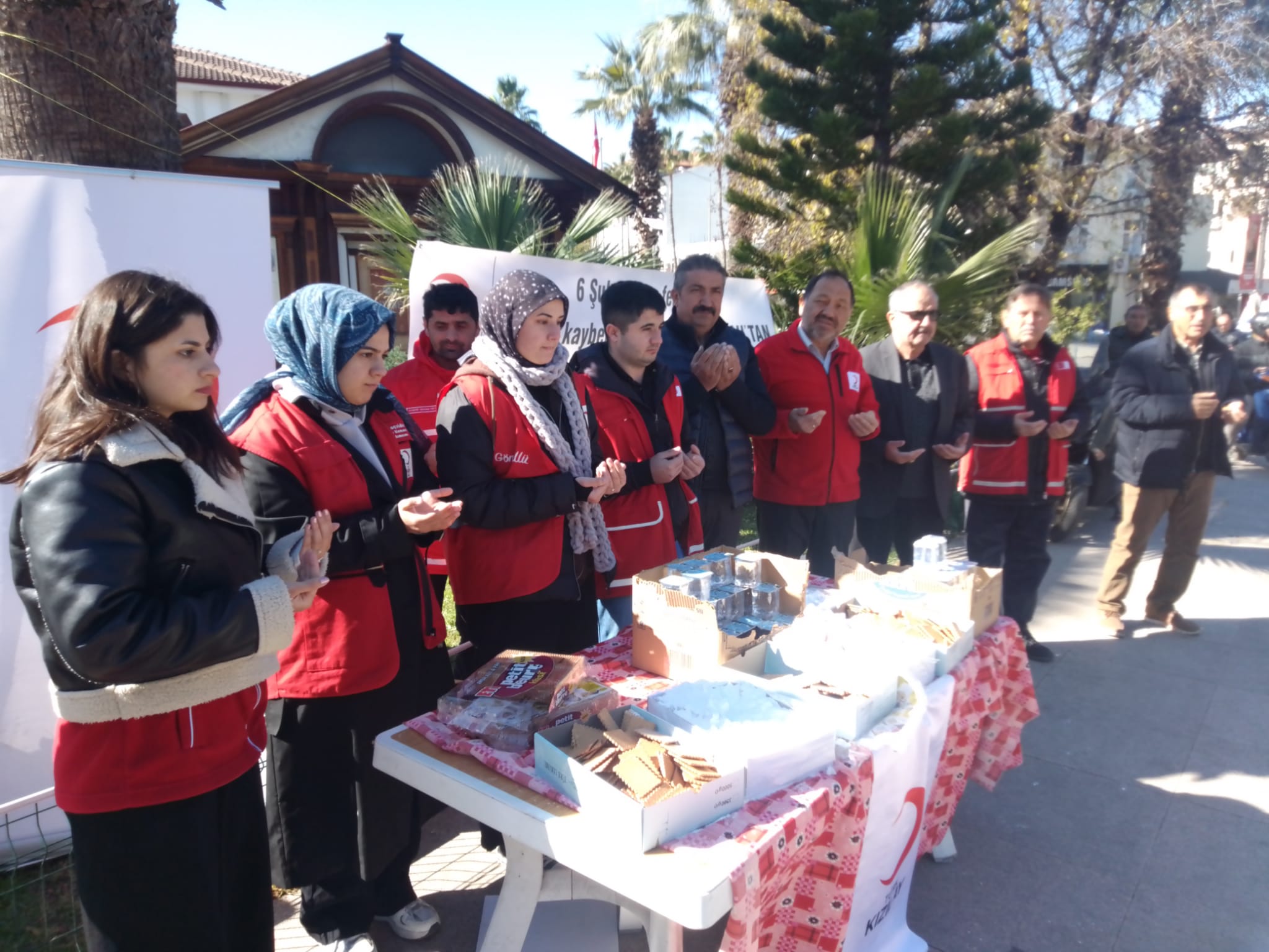 Depremin Yıldönümünde Kızılay İkramlarda Bulundu 4