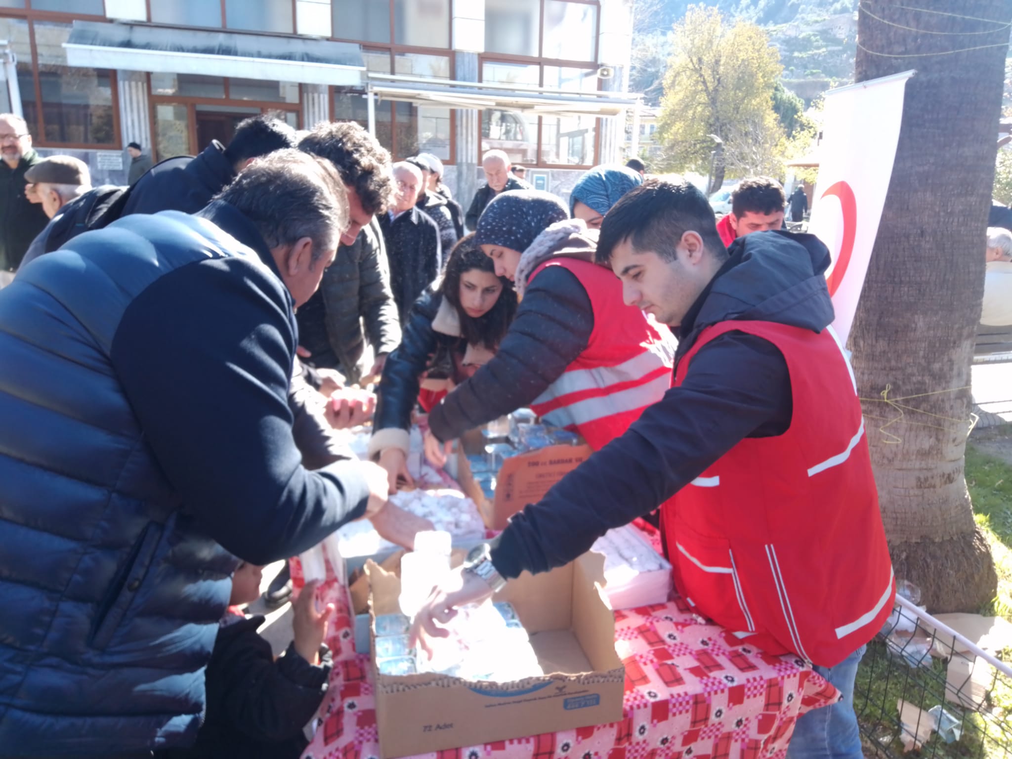 Depremin Yıldönümünde Kızılay İkramlarda Bulundu 6
