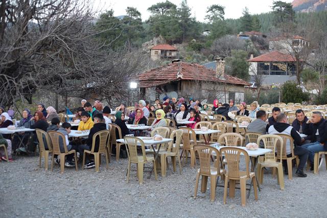Başkan Durmuş, Vatandaşlarla İftar Sofrasında Buluştu (4) (Copy)