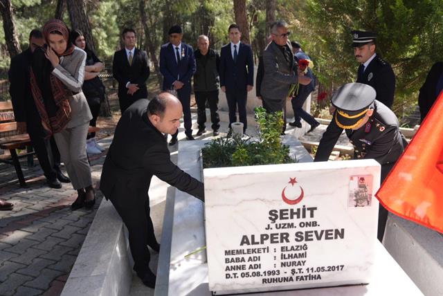 Seydikemer Protokolü Şehitlerimizin Kabirlerini Ziyaret Etti (1) (Copy)