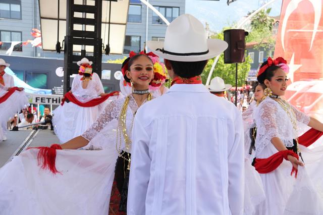 Fethiye'de 23 Nisan Kortej Ve Şöleni Büyük İlgi Gördü (1) (Copy)