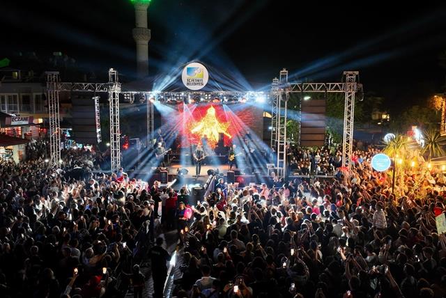 Haluk Levent, 23 Nisan’da Göcek’te Coşkuyla Sahne Aldı (2) (Copy)