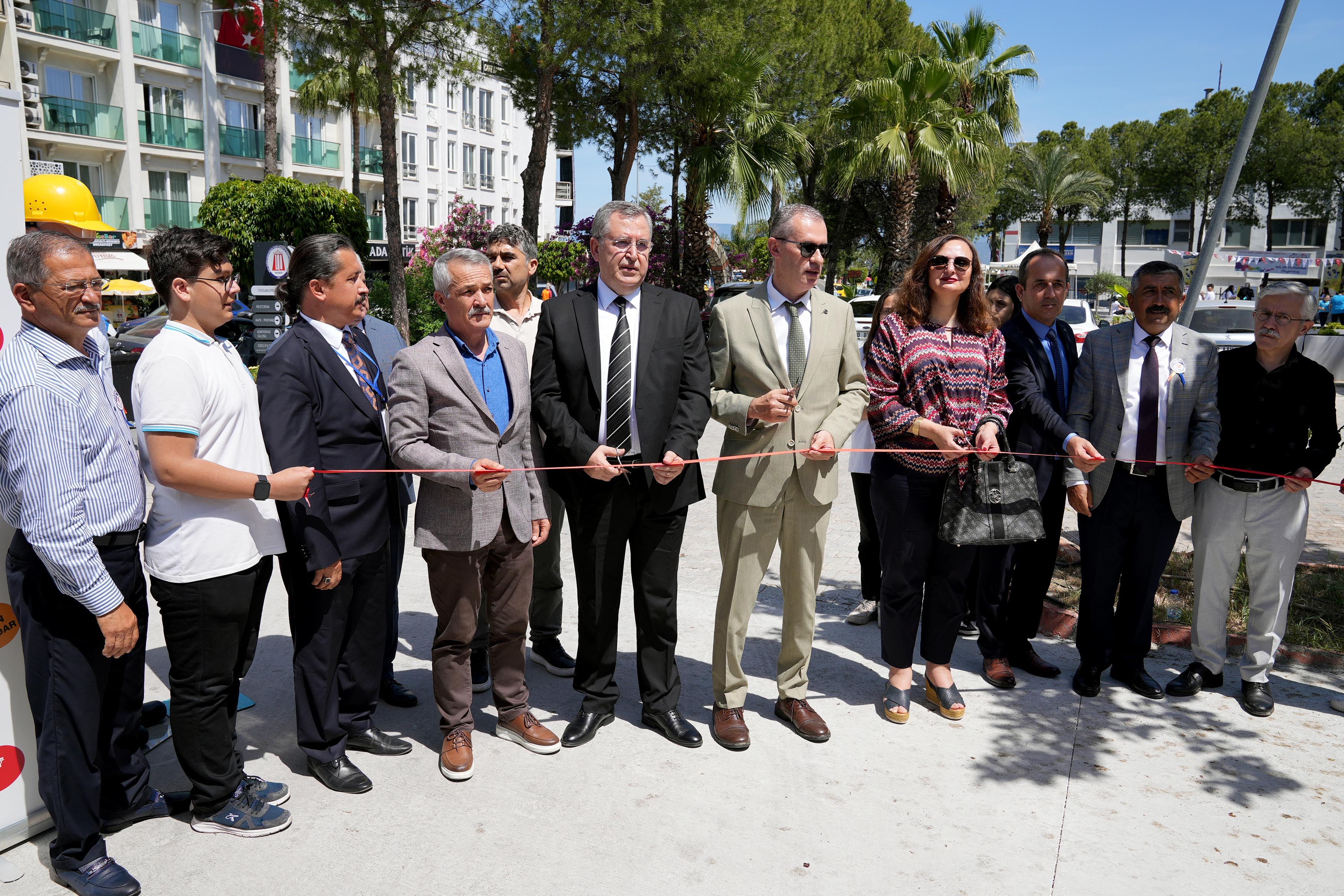 Başkan Çıralı, Fethiye Mesleki Eğitim Fuarı’nda Öğrencilerle Buluştu (4)