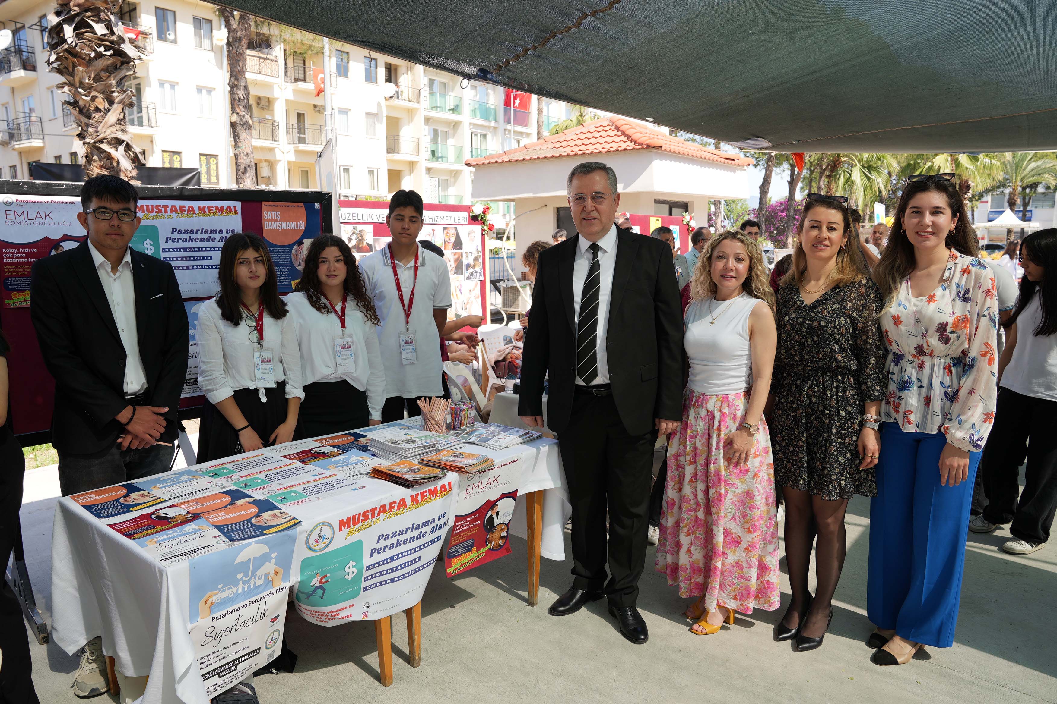 Başkan Çıralı, Fethiye Mesleki Eğitim Fuarı’nda Öğrencilerle Buluştu (9)