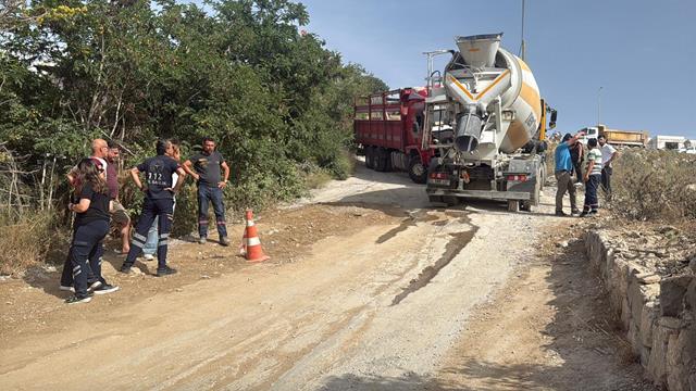 Beton Mikseri İle Kayan Kamyonetin Arasında Kalan Sürücü Hayatını Kaybetti (2) (Copy)
