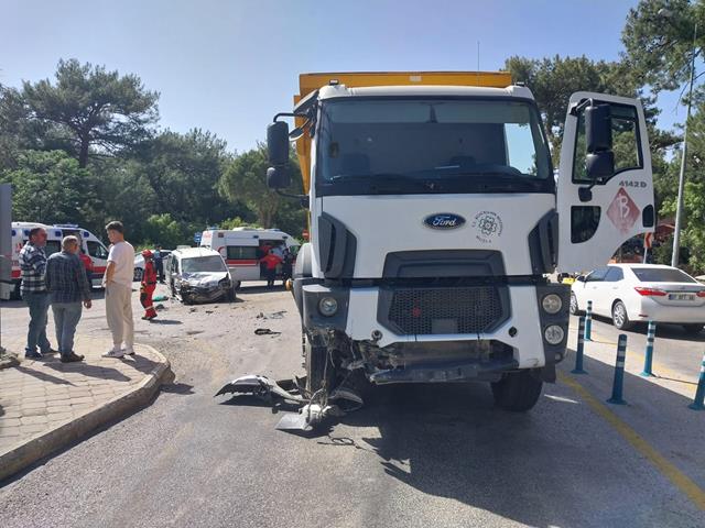 Fethiye’de Kamyonet Ile Kamyon Çarpıştı; 2 Yaralı (1) (Copy)