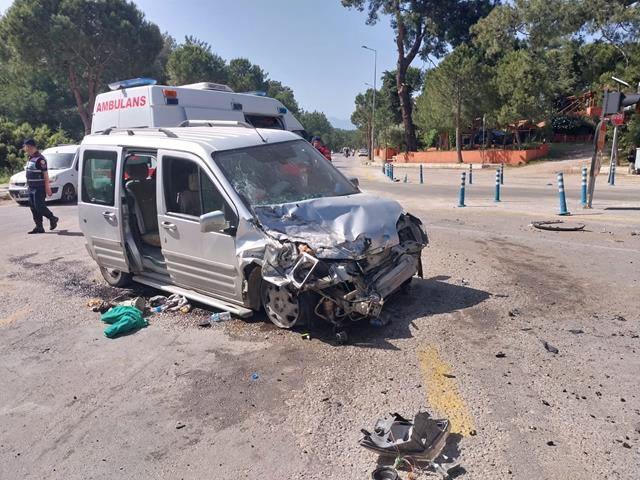 Fethiye’de Kamyonet Ile Kamyon Çarpıştı; 2 Yaralı (3) (Copy)