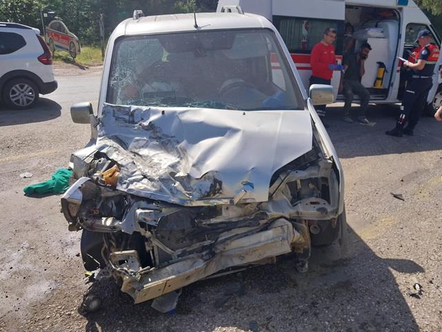 Fethiye’de Kamyonet Ile Kamyon Çarpıştı; 2 Yaralı (4) (Copy)