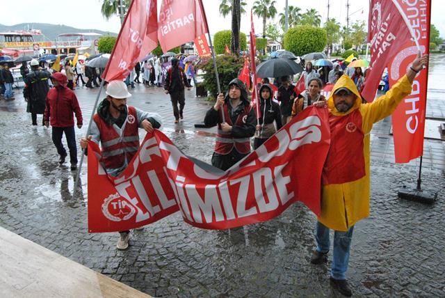 Fethiye'deki 1 Mayıs Emek Ve Dayanışma Gününde Yağmur Altında Yürüdüler (12) (Copy)