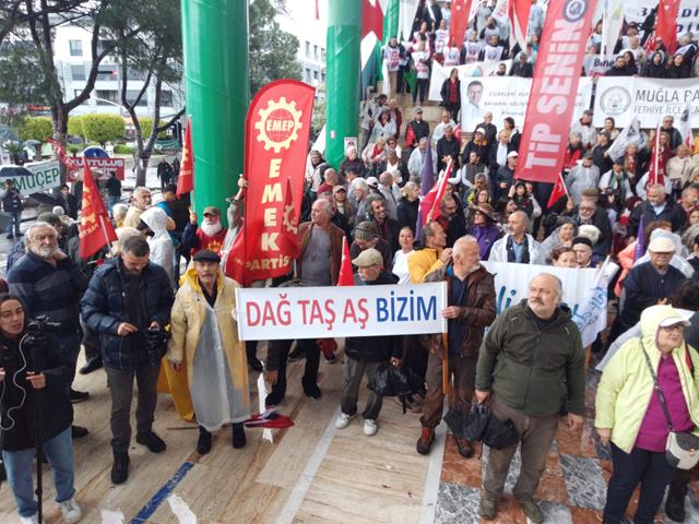 Fethiye'deki 1 Mayıs Emek Ve Dayanışma Gününde Yağmur Altında Yürüdüler (5) (Copy)