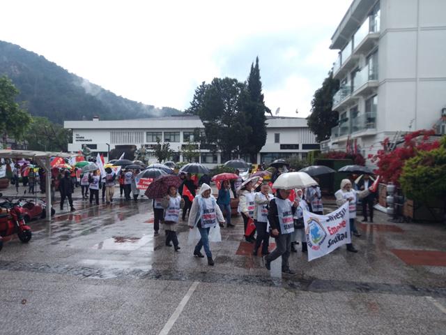 Fethiye'deki 1 Mayıs Emek Ve Dayanışma Gününde Yağmur Altında Yürüdüler (6) (Copy)