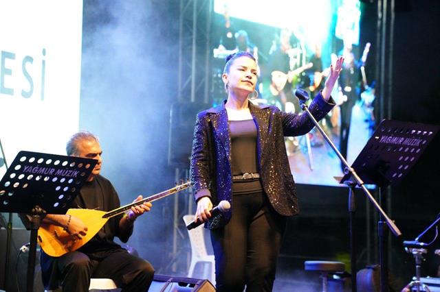 Songül Karlı, Tarihi Letoon Antik Kentinde Sevenlerini Coşturdu (4) (Copy)