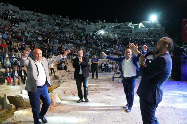 Songül Karlı, Tarihi Letoon Antik Kentinde Sevenlerini Coşturdu (8) (Copy)