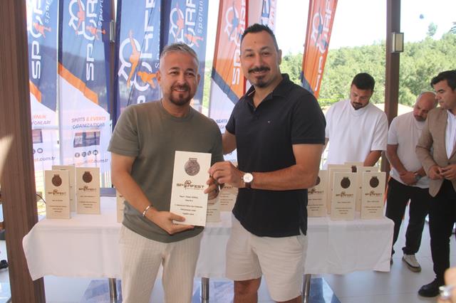 Sporfest’te Katkı Sunanlara Plaket Verildi (4) (Copy)