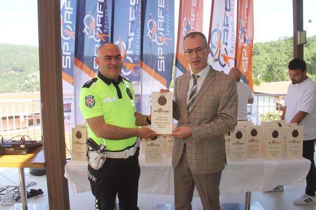 Sporfest’te Katkı Sunanlara Plaket Verildi (8) (Copy)