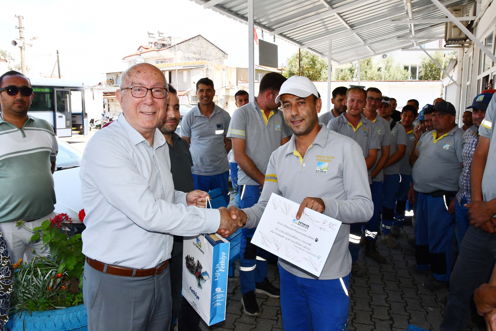 Thumbnail Kediyi Kurtaran Personele Teşekkür Edildi (1)