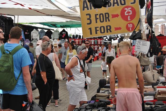 Turistler Poşet Poşet Alışveriş Yaptı (11) (Copy)