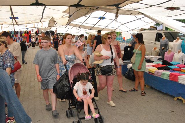 Turistler Poşet Poşet Alışveriş Yaptı (15) (Copy)