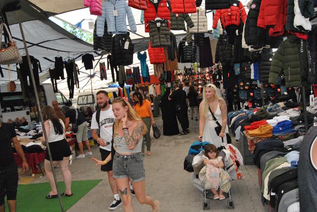 Turistler Poşet Poşet Alışveriş Yaptı (16) (Copy)