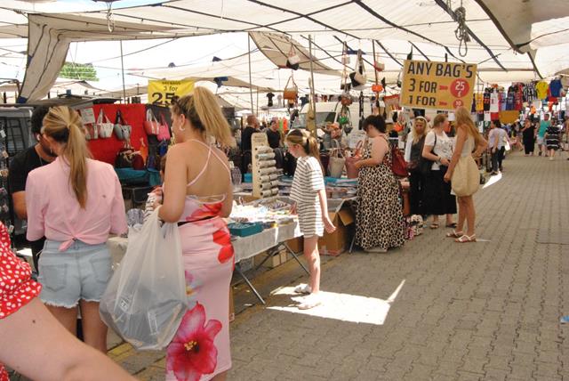 Turistler Poşet Poşet Alışveriş Yaptı (17) (Copy)