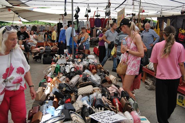 Turistler Poşet Poşet Alışveriş Yaptı (4) (Copy)