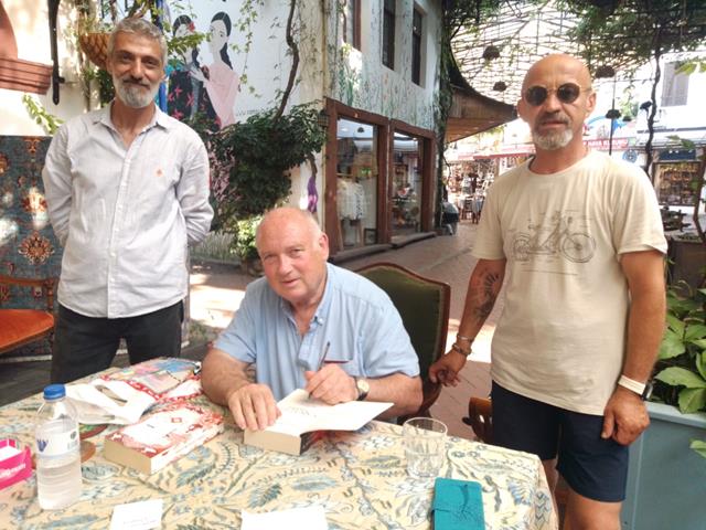İngiliz Yazar, Fethiye’de İmza Günü Düzenledi (5) (Copy)
